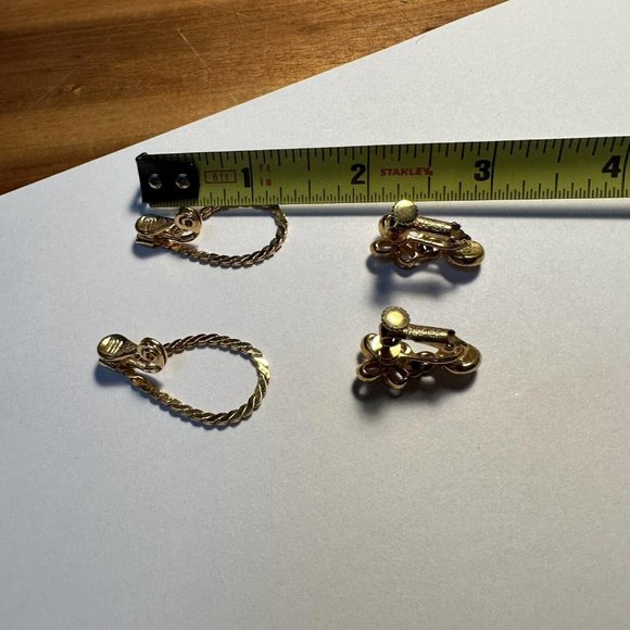 Lot of 2 Both signed Gold Tone Clip On Earrings Napier / Monet - Picture 11 of 12